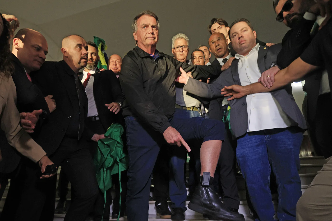 Jair Bolsonaro exibiu o aparelho na saída da Câmara - Foto: WILTON JUNIOR / ESTADÃO