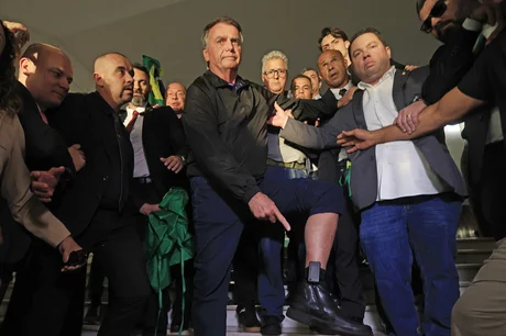 Bolsonaro exibe tornozeleira eletrônica e declara confiança na “lei de Deus” após medidas do STF