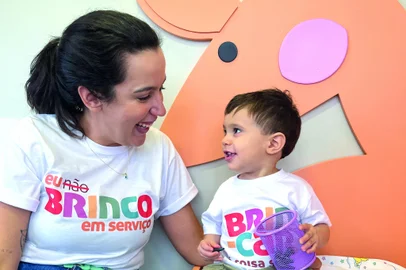 Maternidade está para a vida das mulheres como a temporada de furacões no Hemisfério Norte: você sabe que ela trará ventos que tirarão tudo do lugar, em maior ou menor intensidade. Sua missão é sobreviver, em meio a cenas indescritíveis de amor profundo e de pezinhos tão fofos que dá vontade de morder. Gabriel, ao lado da médica Antônia Chagas<!-- NICAID(15922401) -->