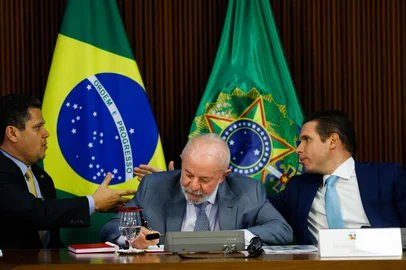 MP do setor elétrico garantirá liberdade para consumidor e fará 'justiça tarifária', diz LulaDF - ENERGIA/MP/SETOR ELÉTRICO/LULA/ASSINATURA/DISCURSO - ECONOMIA - O presidente da República, Luiz Inácio   Lula da Silva (PT)(c), entre os   presidentes do Senado, Davi Alcolumbre   (União Brasi-AP)(e), e da Câmara dos   Deputados, Hugo Motta (Republicanos-  PB), durante a cerimônia de assinatura   da medida provisória da reforma do   setor elétrico, no Palácio do Planalto,   em Brasília (DF), nesta quarta-feira,   21 de maio de 2025. Pelas regras   propostas, beneficiários da Nova Tarifa   Social de Energia não vão pagar contas   de luz com faixa de consumo de até 80   kWh. A mudança foi anunciada pelo   Ministério de Minas e Energia (MME).   21/05/2025 - Foto: WILTON JUNIOR/ESTADÃO CONTEÚDOEditoria: ECONOMIALocal: BRASÍLIAIndexador: WILTON JUNIORFonte: ESTADAO CONTEUDOFotógrafo: ESTADÃO CONTEÚDO<!-- NICAID(16069336) -->