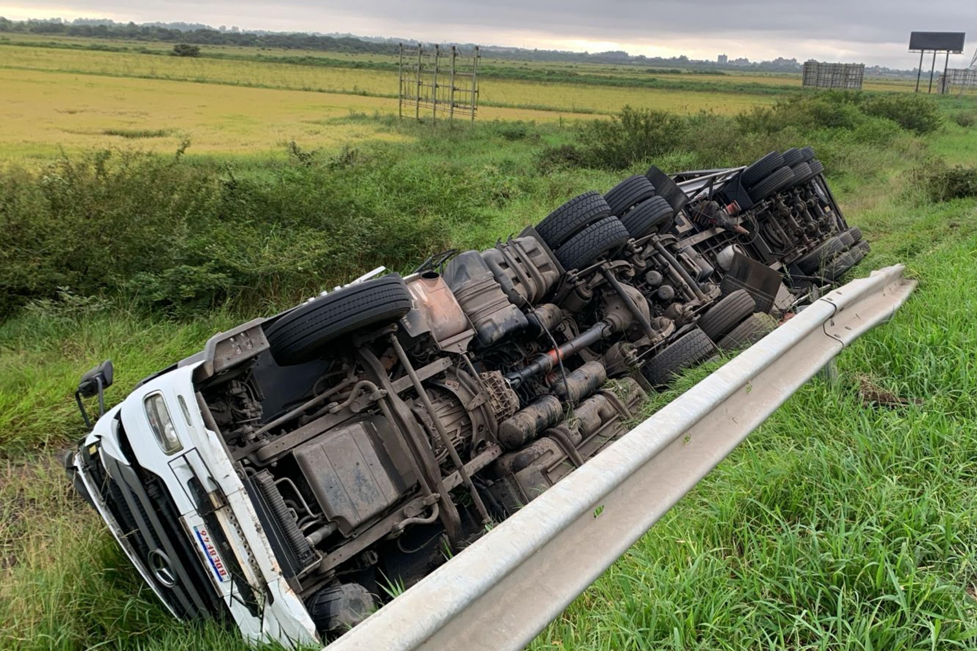 Caminh&atilde;o com carga perigosa tomba e causa bloqueio na freeway