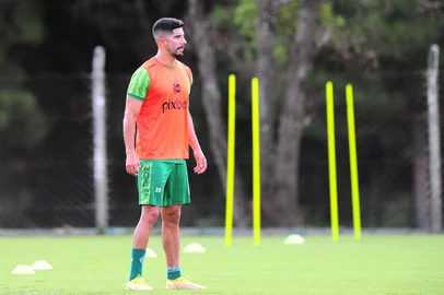 CAXIAS DO SUL, RS, BRASIL, 15/03/2023. Treino do Juventude no retorno do técnico Pintado ao comando do time. O Ju está se preparando para a série B do Campeonato Brasileiro 2023. Na foto, zagueiro Gerardo Gordillo. (Porthus Junior/Agência RBS)Indexador:                                 <!-- NICAID(15376364) -->