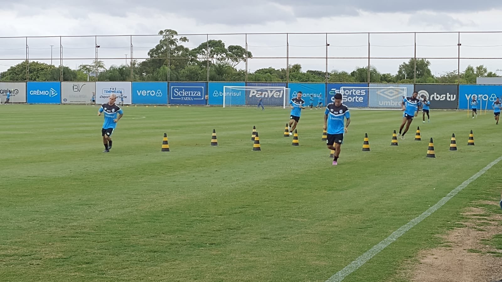Com Renato de olho, jogadores realizaram trabalhos físicos no CT Luiz Carvalho