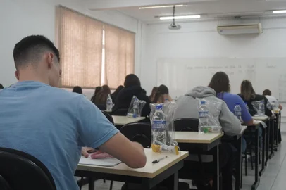 Vestibular de inverno da Atitus discute a tragédia no RS na redação<!-- NICAID(15790038) -->