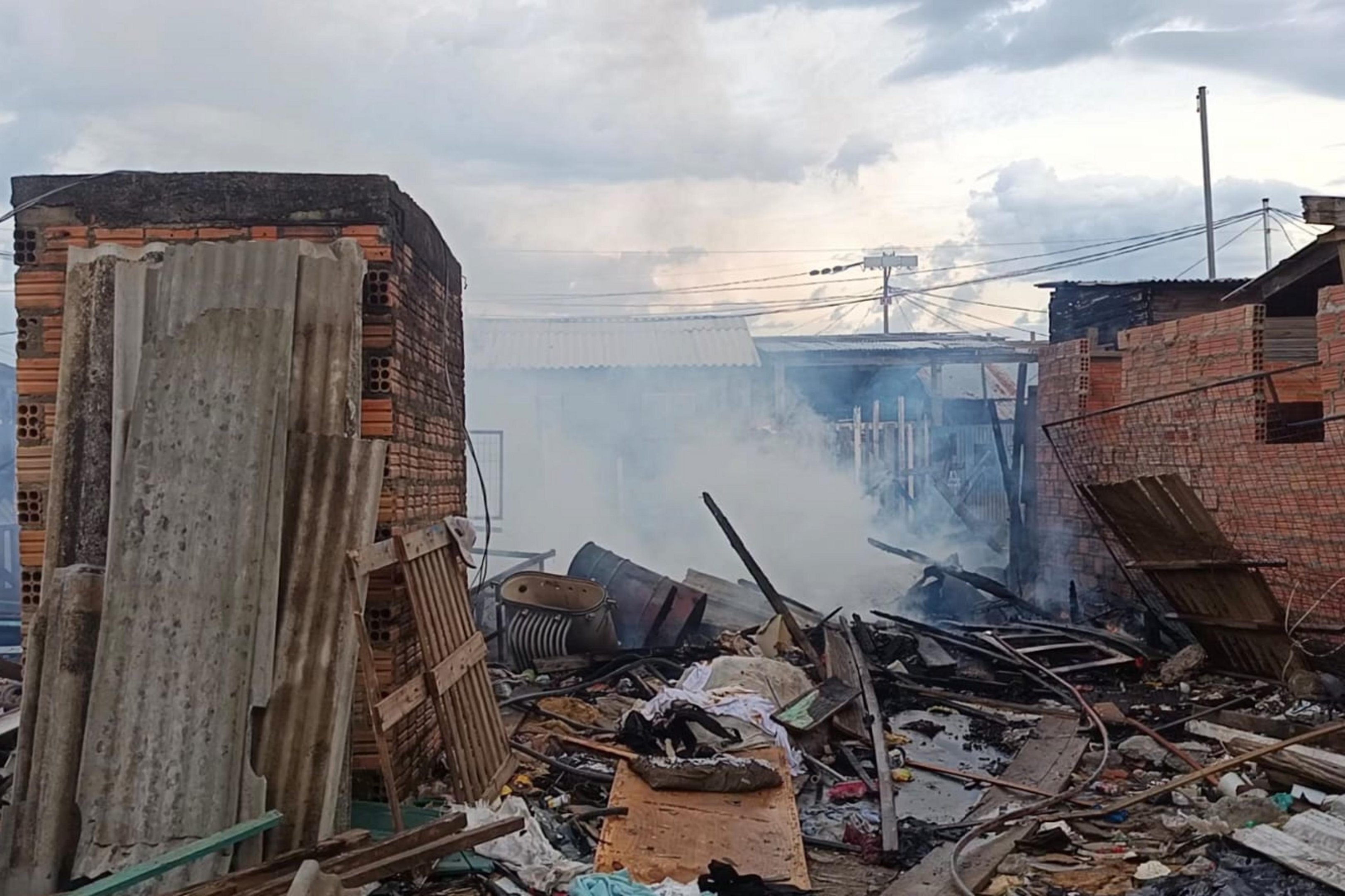 ​Inc&ecirc;ndio destr&oacute;i duas casas na Vila Farrapos, em Porto Alegre