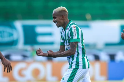 Juventude perdeu para o Atlético-MG, por 2 a 1, no Estádio Alfredo Jaconi. Jogo válido pela 15ª rodada do Brasileirão. Na foto, atacante Paulinho Boia<!-- NICAID(14860822) -->