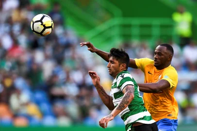 Sporting's Argentine midfielder Alan Ruiz (L) vies with Estoril's Senegalese defender Oumar Diakhite during the Spanish league football match Getafe CF vs Sevilla FC at the Coliseum Alfonso Perez stadium in Getafe on August 27, 2017. / AFP PHOTO / PATRICIA DE MELO MOREIRA