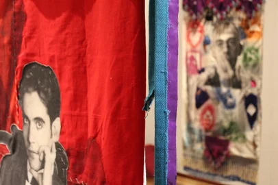 Abertura da exposição “Treze Estandartes Profanos e uma Bandeira Sagrada”, do artista plástico Juventino Dal Bó, com curadoria de Christian de Lima, no dia 18 de maio às 19h, no Museu dos Capuchinhos do RS.O conjunto de obras retratam brincadeiras e exercícios nostálgicos assinado pelo artista como uma válvula de escape para as tensões geradas e acumuladas durante a pandemia do Covid/19, unindo tecidos e buscando conexões entre seu processo artístico e as ideias de grandes personalidades mundial. Entre eles, Frida Kahlo, Virginia Woolf, Gabriel García Márquez, Fernando Pessoa e Natália Ginzburg.<!-- NICAID(15430465) -->
