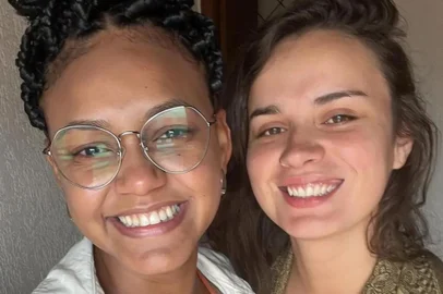 Jessi Alves, que participou do BBB 22, não está mais no time das solteiras. A professora e influenciadora anunciou que está namorando com a produtora audiovisual Sté Frick em uma publicação no Instagram. No post, a ex-sister abriu o coração e se declarou: “Você é a coisa mais linda da vida”.<!-- NICAID(15356580) -->