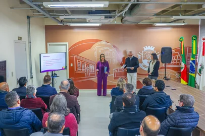 Para melhorar a qualidade de vida da população são necessários investimentos em diversas áreas. Por isso, nesta quarta-feira (11), o prefeito de Santa Maria, Rodrigo Decimo, e a secretária de Planejamento e istração, Liana Ebling, apresentaram o Plano Municipal de Investimentos durante uma coletiva de imprensa.<!-- NICAID(16057518) -->