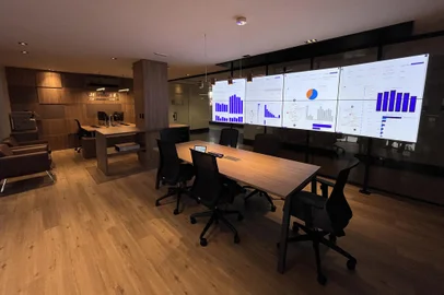 Command Center da Unimed é composto por uma infraestrutura de última geração, incluindo a tecnologia de videowall, com monitores de alta definição, o local e remoto e navegação em tempo real       <!-- NICAID(15737277) -->
