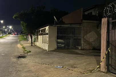 Um homem morreu após ter a casa invadida em um assalto na zona norte de Porto Alegre.<!-- NICAID(16002638) -->