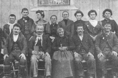 Foto de Anna Pauletti Rech, fundadora de Ana Rech, sozinhae ela com a família, em 1910.<!-- NICAID(1010783) -->