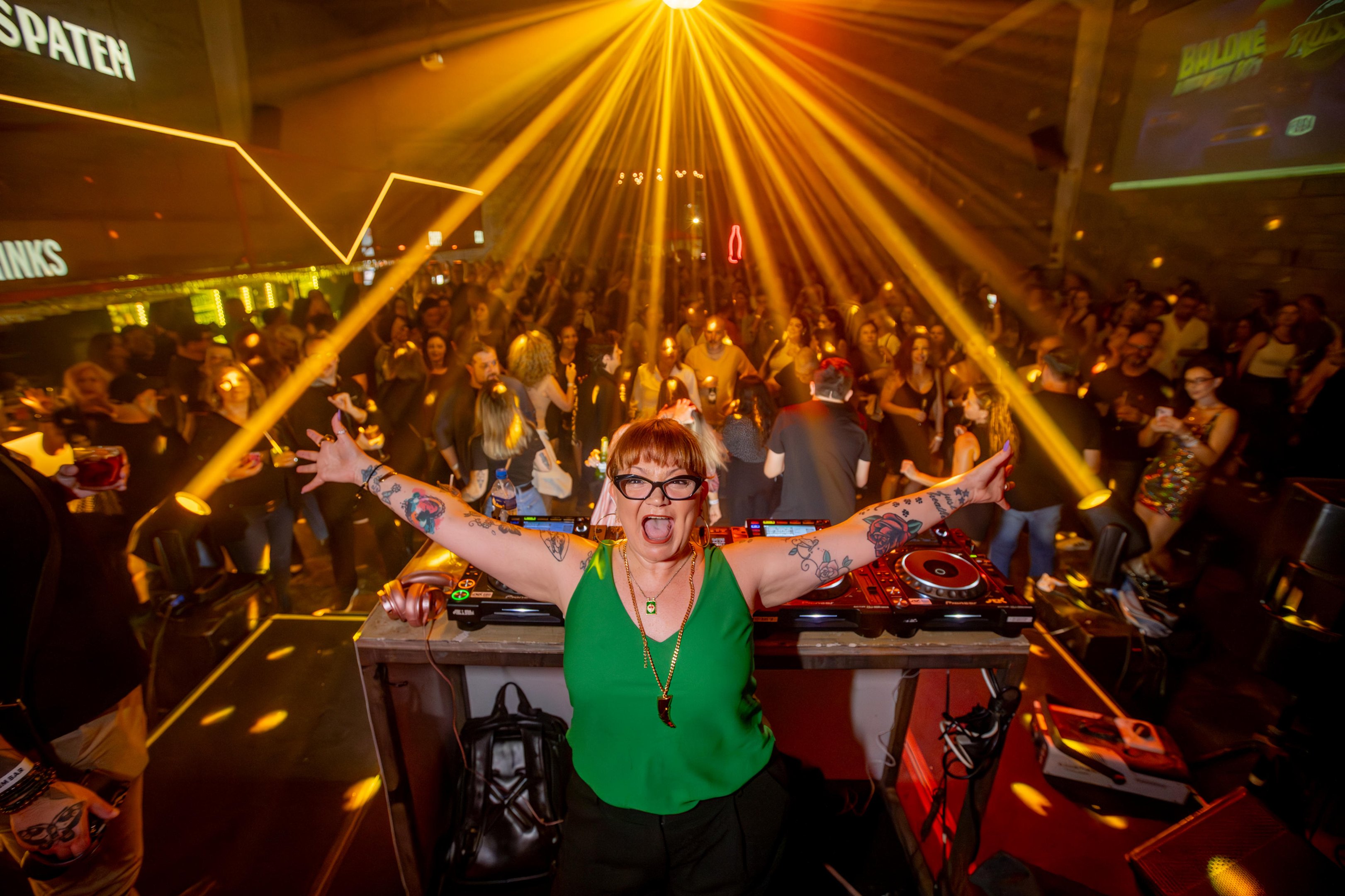 Criadora da Festa Balon&ecirc;, Ta&iacute;s Scherer lan&ccedil;a nova balada na noite porto-alegrense