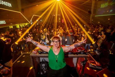 Tiago Trindade / Divulgação Porto Alegre ganha, no dia 21 de março, mais uma noite dedicada à pista de dança com a estreia da Festa da Taís, evento comandado pela DJ e produtora Taís Scherer, nome conhecido da cena noturna da cidade e criadora da clássica festa Balonê. A celebração acontece das 19h à meia-noite, no Encouraçado Butikin (Av. Independência, 936), reunindo música pop dançante, hits de diferentes épocas, para um público disposto a aproveitar a pista sem rótulos musicais.<!-- NICAID(16243494) -->