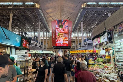 PORTO ALEGRE, RS, BRASIL - 19/12/2025 - Um telão de LED em formato retangular foi instalado no meio do Mercado Público de Porto Alegre. A gestão do equipamento é da empresa Imobi, da capital gaúcha, que venceu leilão da prefeitura para explorar comercialmente esse espaço (Foto: Imobi/Divulgação)<!-- NICAID(16190750) -->