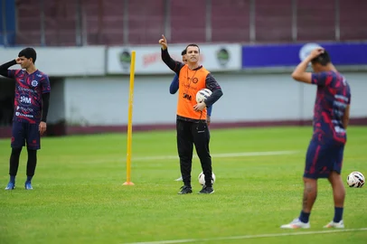 CAXIAS DO SUL, RS, BRASIL, 16/07/2025. Caxias realiza treinamento no Estádio Centenário na preparação para enfrentar o Náutico pela 13ª rodada da Série C do Campeonato Brasileiro. Na foto, técnico Junior Rocha. (Porthus Junior/Agência RBS)Indexador: BTK<!-- NICAID(16081846) -->