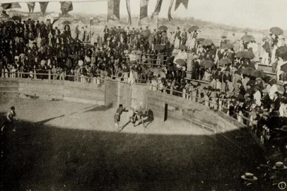 #PÁGINA:06Circo de Touros, que funcionava aos domingos na Redenção, quase em frente à atual Rua da República. As primeiras touradas ocorreram em 1875,e as últimas em 1898. Fonte: Reprodução Fotógrafo: ACERVO DE MOYSÉS VELLHINHO<!-- NICAID(367460) -->