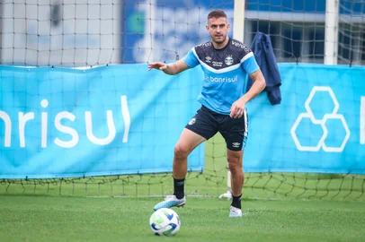 Treino GremioRS - FUTEBOL/ TREINO GREMIO 2023 - ESPORTES - Jogadores do Gremio realizam treino tÃ©cnico durante a manha desta segunda-feira, no CT Luiz Carvalho, na preparaÃ§Ã£o para a partida valida pelo Campeonato Brasileiro 2023. FOTO: LUCAS UEBEL/GREMIO FBPA. Bruno UviniEditoria: SPOLocal: Porto AlegreIndexador: Lucas UebelSecao: futebolFonte: Gremio.netFotógrafo: Treino Gremio<!-- NICAID(15596194) -->