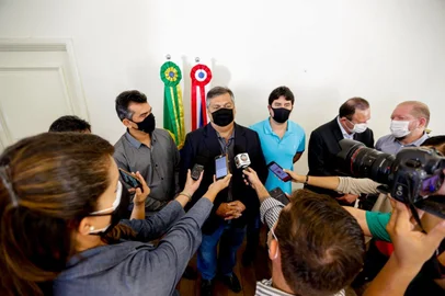 Sem dar explicações, o governador do Maranhão, Flavio Dino, anunciou nesta quinta-feira, pelo Twitter, que está deixando o PC do B. O movimento coincide com a saída do deputado federal  Marcelo Freixo (RJ) do PSOL. Os dois serão colegas no PSB, um partido de esquerda com melhor estrutura e maior capilarização no país.