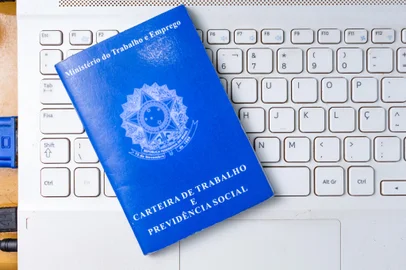 Carteira de trabalho, CTPS - Foto: XM4THX/stock.adobe.comFonte: 374055277<!-- NICAID(15812106) -->