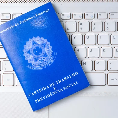 Carteira de trabalho, CTPS - Foto: XM4THX/stock.adobe.comFonte: 374055277<!-- NICAID(15812106) -->