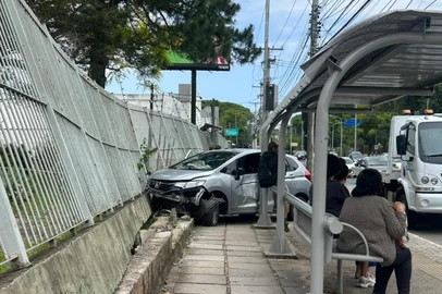 Gabriela Plentz / Agência RBS Carro atravessa avenida e atinge muro de lar residencial ao lado de parada em Porto Alegre<!-- NICAID(16168965) -->