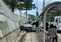 Carro atravessa avenida e atinge muro de residencial ao lado de parada de ônibus em Porto Alegre