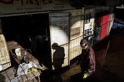 Porto Alegre, RS, Brasil, 03-07-2024: Alexandre Soares Silva durante a limpeza de pastelaria atingida pela enchente. Estacao Rodoviaria de Porto Alegre funciona com area reduzida e horario limitado. Depois de mais de 30 dias fechada por causa da enchente de maio, a rodoviaria reabriu em 7 de junho e, no dia 13 do mesmo mes, passou a receber viagens interestaduais. Foto: Mateus Bruxel / Agencia RBS<!-- NICAID(15804398) -->