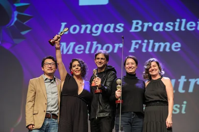 17/08/2024 - 52Âº Festival de Cinema de Gramado - Oeste Outra Vez, de Erico Rassi, recebe o prÃªmio de melhor Longa-metragem Brasileiro, entregue por Alessandra Teixeira de Teixeira, gerente de PatrocÃ­nios e Eventos da PetrobrÃ¡s / Foto oficial: Edison Vara/AgÃªncia Pressphoto<!-- NICAID(15843360) -->