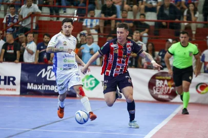 Lance de jogo do Gauchão de Futsal 2024, entre Uruguaianense e Lagoa EC.
