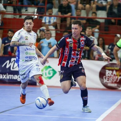 Lance de jogo do Gauchão de Futsal 2024, entre Uruguaianense e Lagoa EC.