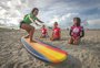 Representatividade feminina: surfista dá aulas para meninas em praia de Torres