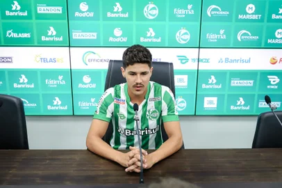 O volante Rômulo, 21 anos, estava atuando no La Serena, do Chile. O jogador, que atua também como lateral-direito, vem por empréstimo e foi apresentado oficialmente pelo Juventude <!-- NICAID(14995023) -->