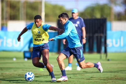 RS - FUTEBOL/ TREINO GREMIO 2025 - ESPORTES - Jogadores do Gremio realizam treino tÃ©cnico durante a tarde desta quarta-feira, no CT Luiz Carvalho, na preparaÃ§Ã£o para a partida valida pelo Campeonato Brasileiro 2025. FOTO: LUCAS UEBEL/GREMIO FBPA<!-- NICAID(16043103) -->