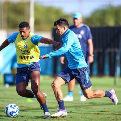 RS - FUTEBOL/ TREINO GREMIO 2025 - ESPORTES - Jogadores do Gremio realizam treino tÃ©cnico durante a tarde desta quarta-feira, no CT Luiz Carvalho, na preparaÃ§Ã£o para a partida valida pelo Campeonato Brasileiro 2025. FOTO: LUCAS UEBEL/GREMIO FBPA<!-- NICAID(16043103) -->