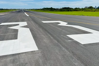 O processo de homologação do sistema PAPI (Precision Approach Path Indicator) da cabeceira 33 do Aeroporto Regional Hugo Cantergiani está em sua fase final e deve ser concluído nos próximos dias, dependendo apenas da realização do voo de inspeção por parte do Grupo Especial de Inspeção em Voo (GEIV), da Força Aérea Brasileira.<!-- NICAID(16024976) -->