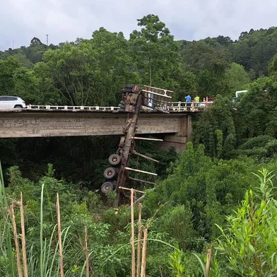 Tombamento de carreta sobre ponte deixa trânsito parcialmente bloqueado na RS-122, em Caxias do Sul<!-- NICAID(15597393) -->