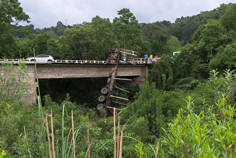 Tombamento de carreta sobre ponte deixa trânsito parcialmente bloqueado na RS-122, em Caxias do Sul<!-- NICAID(15597393) -->
