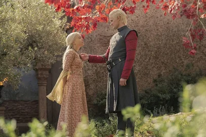 Milly Alcock como Rhaenyra e Matt Smith como Daemon em House of the Dragon, série da HBO derivada de Game of Thrones.<!-- NICAID(15211393) -->