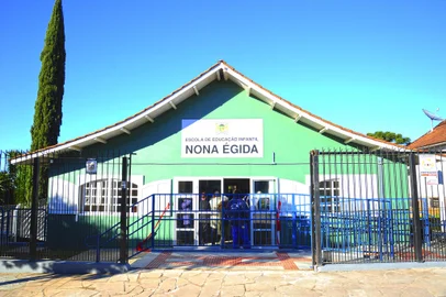 Foi entregue nesta segunda-feira (1°) à comunidade de Fazenda Souza, a primeira escola de educação infantil do interior do município.<!-- NICAID(15802728) -->