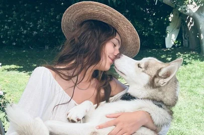 Cadela Sally, da raça Husky Siberiano, foi adotada pela atriz Camila Morrone e pelo ator Leonardo DiCaprio, em 2020, durante o isolamento social. Nessa época, ambos namoravam. Eles acabaram o relacionamento em agosto de 2022, mas mantêm a guarda compartilhada da mascote.<!-- NICAID(15414828) -->