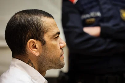 Brazilian footballer Dani Alves looks on at the start of his trial at the High Court of Justice of Catalonia in Barcelona, on February 5, 2024. Brazilian footballer Dani Alves, a former star at Barca and PSG, goes on trial in Barcelona accused of raping a woman in a local nightclub. Prosecutors are asking for a nine-year prison sentence, followed by 10 years of conditional liberty. They are also asking he pay 150,000 euros ($162,000) in compensation to the woman. (Photo by Jordi BORRAS / POOL / AFP)Editoria: SPOLocal: BarcelonaIndexador: JORDI BORRASSecao: soccerFonte: POOLFotógrafo: STR<!-- NICAID(15669827) -->