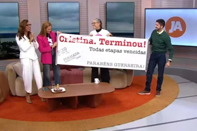 PORTO ALEGRE, RS, BRASIL 19/06/2026 - A apresentadora Cristina Ranzolin tomou ao vivo, no Jornal do Almoço, da RBS TV, o último comprimido do remédio para o tratamento contra câncer de mama (Foto: Reprodução/RBS TV)<!-- NICAID(16310596) -->