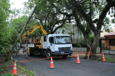 Porto Alegre, RS, Brasil, 02/12/2024 - Poste cai na rua Fernando Abbott e interrompe o trânsito - Foto: Ronaldo Bernardi/Agência RBS<!-- NICAID(15926643) -->