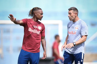 Bragança Paulista/SP; Brasil; CT HWT Sports; 12/02/24; Treino Red Bull Bragantino; Na foto, Lincoln e Pedro Caixinha; Foto de Ari Ferreira/Red Bull Bragantino.<!-- NICAID(15940429) -->