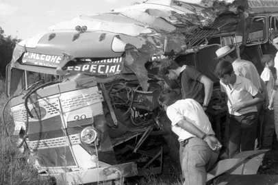 Soares Filho / Agencia RBS "Violenta colisão na Estrada das Praias -DELÍRIO DA VELOCIDADE PROVOCA NOVA TRAGÉDIA" (Capa ZH, 27/01/1966)-Cinco mortos e vinte oito feridos na colisão ocorridadia 26/01/1966, à tarde, próximo a Gravataí, entre um ônibus da empresa Santo Anjo da Guarda, que se dirigia ao município de Tubarão e outro da empresa Santos Dumont, procedente de Arroio Teixeira. Todos os que morreram voltavam das praias. -#ENVELOPE: 37847<!-- NICAID(16195806) -->