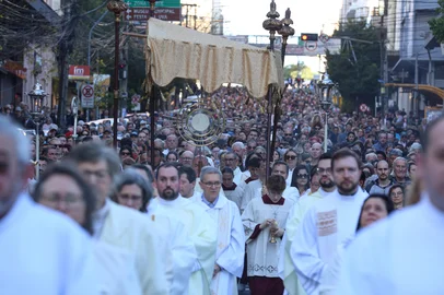 CAXIAS DO SUL, RS, BRASIL, 04/06/2026. Registros da celebração de Corpus Christi em Caxias do Sul, na tarde desta quinta-feira (4/6). Ato contou com missa campal seguida de procissão pelas ruas Sinimbu e Júlio de Castilhos, com parada em frente ao Hospital Pompéia. (Ariéli Ziegler/Agência RBS)Indexador: Arieli Ziegler<!-- NICAID(16300258) -->