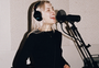 Phoebe Bridgers anuncia novo álbum e marca retorno à carreira solo