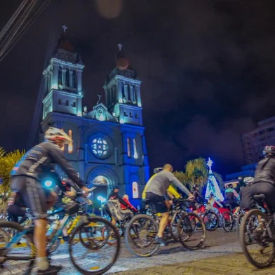 passeio ciclístico noturno passará pelos principais pontos de decoração natal da cidade<!-- NICAID(15285812) -->